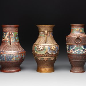 Four Japanese archaistic champlevé vases, Meiji, 19/20th C. — photo 9