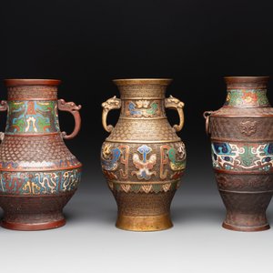 Four Japanese archaistic champlevé vases, Meiji, 19/20th C. — photo 10