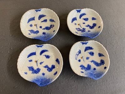Four Japanese blue and white peach-shaped 'crane' dishes standing on three feet, Edo, 18/19th C. — 照片 1
