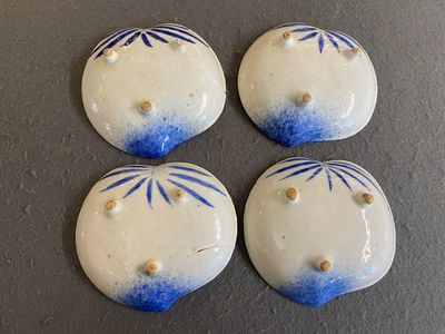 Four Japanese blue and white peach-shaped 'crane' dishes standing on three feet, Edo, 18/19th C. — 照片 2