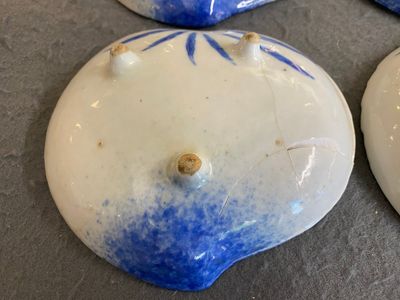 Four Japanese blue and white peach-shaped 'crane' dishes standing on three feet, Edo, 18/19th C. — 照片 3
