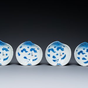 Four Japanese blue and white peach-shaped 'crane' dishes standing on three feet, Edo, 18/19th C. — 照片 2