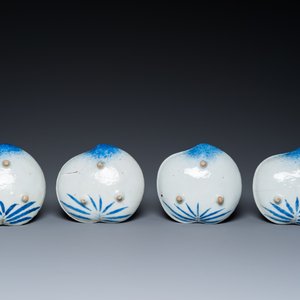 Four Japanese blue and white peach-shaped 'crane' dishes standing on three feet, Edo, 18/19th C. — 照片 3