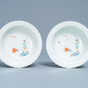Four Japanese Kakiemon-style bowls with floral design and playing boys, Edo, 18/19th C — photo 2
