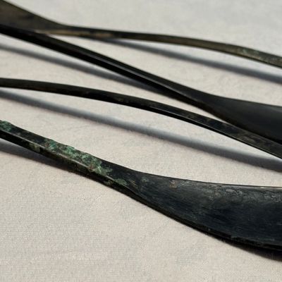 Four Korean or Chinese bronze spoons and a pair of chopsticks — 照片 6