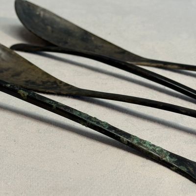 Four Korean or Chinese bronze spoons and a pair of chopsticks — 照片 7