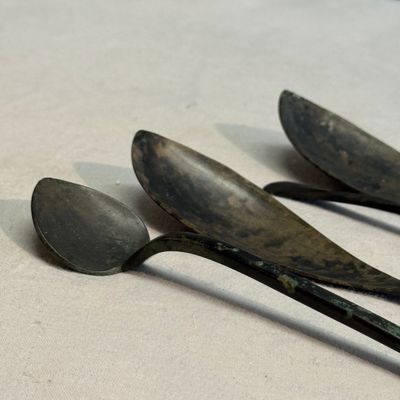 Four Korean or Chinese bronze spoons and a pair of chopsticks — 照片 8