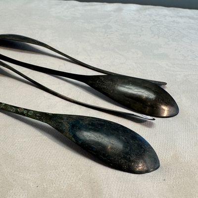 Four Korean or Chinese bronze spoons and a pair of chopsticks — 照片 9
