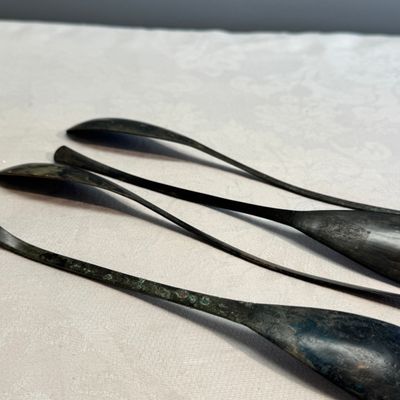 Four Korean or Chinese bronze spoons and a pair of chopsticks — 照片 10