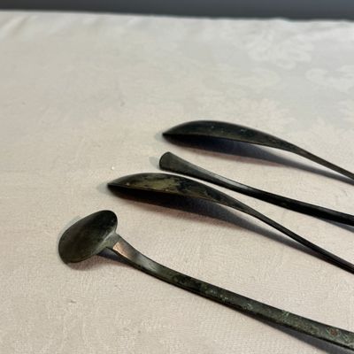 Four Korean or Chinese bronze spoons and a pair of chopsticks — 照片 11