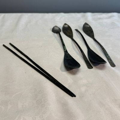 Four Korean or Chinese bronze spoons and a pair of chopsticks — 照片 1
