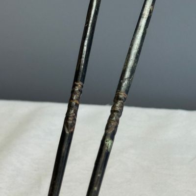 Four Korean or Chinese bronze spoons and a pair of chopsticks — 照片 2