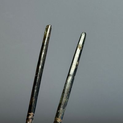 Four Korean or Chinese bronze spoons and a pair of chopsticks — 照片 3