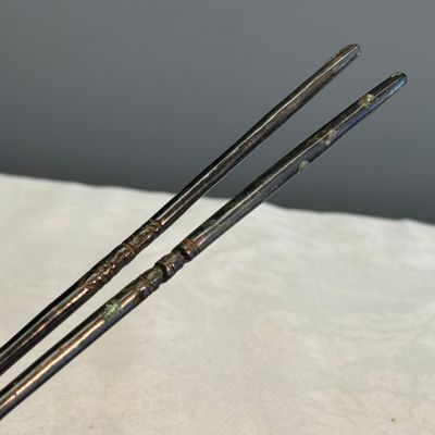 Four Korean or Chinese bronze spoons and a pair of chopsticks — 照片 4