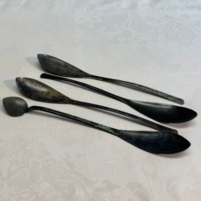 Four Korean or Chinese bronze spoons and a pair of chopsticks — 照片 5