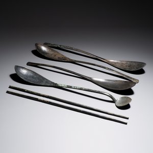 Four Korean or Chinese bronze spoons and a pair of chopsticks — 照片 1
