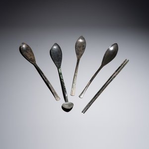 Four Korean or Chinese bronze spoons and a pair of chopsticks — 照片 2