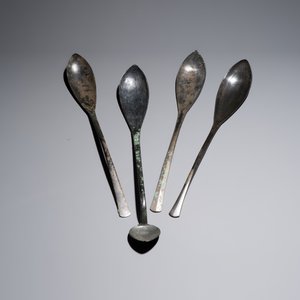 Four Korean or Chinese bronze spoons and a pair of chopsticks — 照片 3