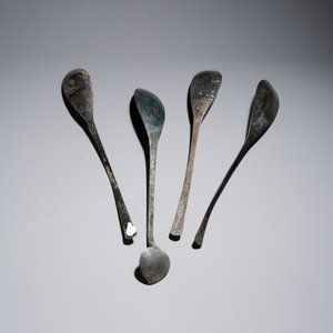 Four Korean or Chinese bronze spoons and a pair of chopsticks — 照片 4