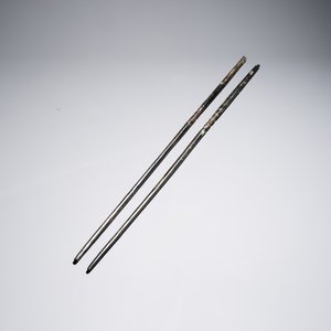 Four Korean or Chinese bronze spoons and a pair of chopsticks — 照片 5