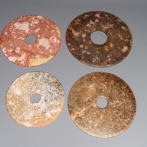Four large Chinese archaistic jade 'bi' discs, 20th C. — photo 2
