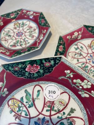 Four octagonal Chinese famille rose ruby-ground plates with floral design, Yongzheng — photo 1