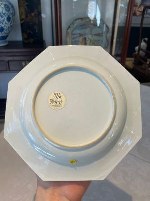 Four octagonal Chinese famille rose ruby-ground plates with floral design, Yongzheng — photo 11