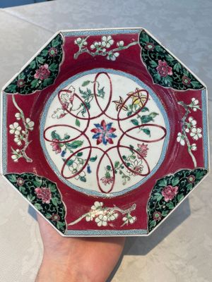 Four octagonal Chinese famille rose ruby-ground plates with floral design, Yongzheng — photo 15