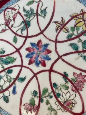 Four octagonal Chinese famille rose ruby-ground plates with floral design, Yongzheng — photo 16