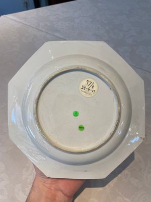 Four octagonal Chinese famille rose ruby-ground plates with floral design, Yongzheng — photo 19