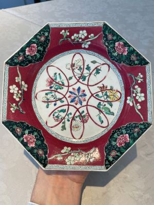 Four octagonal Chinese famille rose ruby-ground plates with floral design, Yongzheng — photo 21