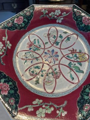 Four octagonal Chinese famille rose ruby-ground plates with floral design, Yongzheng — photo 22