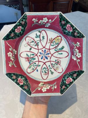 Four octagonal Chinese famille rose ruby-ground plates with floral design, Yongzheng — photo 27