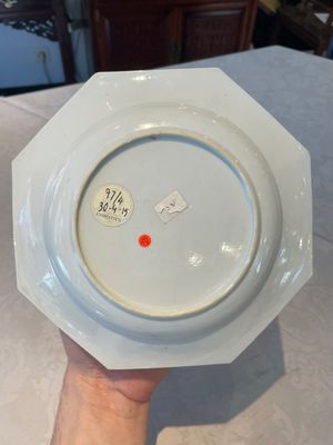 Four octagonal Chinese famille rose ruby-ground plates with floral design, Yongzheng — photo 29