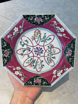 Four octagonal Chinese famille rose ruby-ground plates with floral design, Yongzheng — photo 3