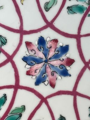 Four octagonal Chinese famille rose ruby-ground plates with floral design, Yongzheng — photo 5
