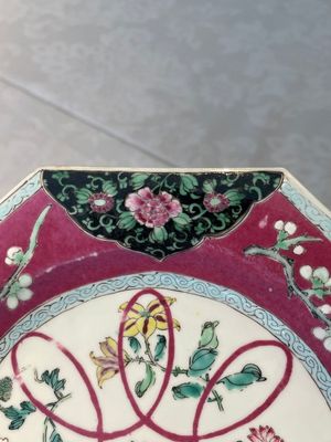 Four octagonal Chinese famille rose ruby-ground plates with floral design, Yongzheng — photo 6