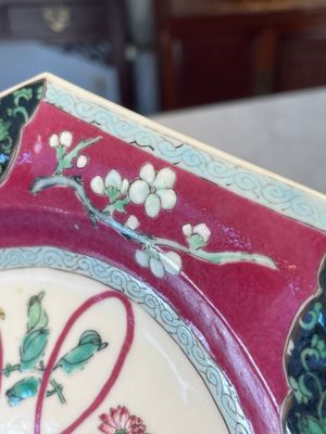Four octagonal Chinese famille rose ruby-ground plates with floral design, Yongzheng — photo 9