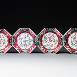 Four octagonal Chinese famille rose ruby-ground plates with floral design, Yongzheng — photo 1