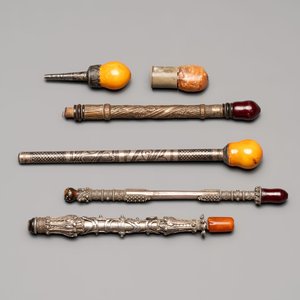Four Ottoman silver niello cigarette holders with amber and cherry amber, and two hookah mouthpieces for the Islamic market, 19th C. — foto 1