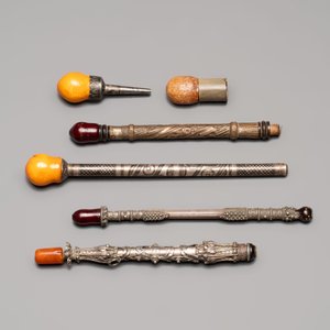 Four Ottoman silver niello cigarette holders with amber and cherry amber, and two hookah mouthpieces for the Islamic market, 19th C. — foto 2