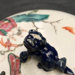 Four pieces of Chinese famille rose and grisaille porcelain, 19/20th C. — photo 22