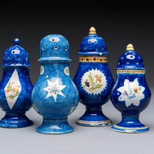 Four polychrome Brussels faience casters, 18/19th C. — photo 1