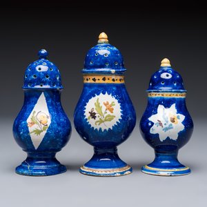 Four polychrome Brussels faience casters, 18/19th C. — photo 7