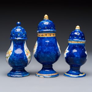 Four polychrome Brussels faience casters, 18/19th C. — photo 8
