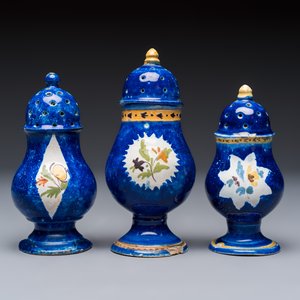 Four polychrome Brussels faience casters, 18/19th C. — photo 9