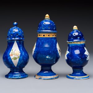 Four polychrome Brussels faience casters, 18/19th C. — photo 10