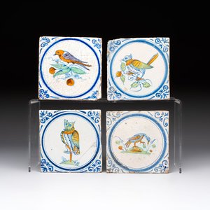 Four polychrome Dutch Delft 'bird' medallion tiles, 17th C. — 照片 1