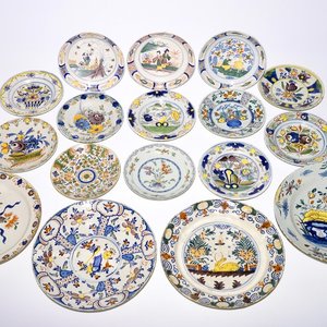 Four polychrome Dutch Delft chargers and thirteen plates, mostly 18th C. — photo 1