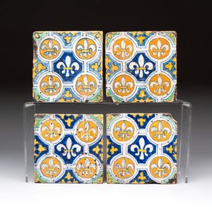 Four polychrome Dutch Delft 'French lilies' tiles, ca. 1600 — 照片 1